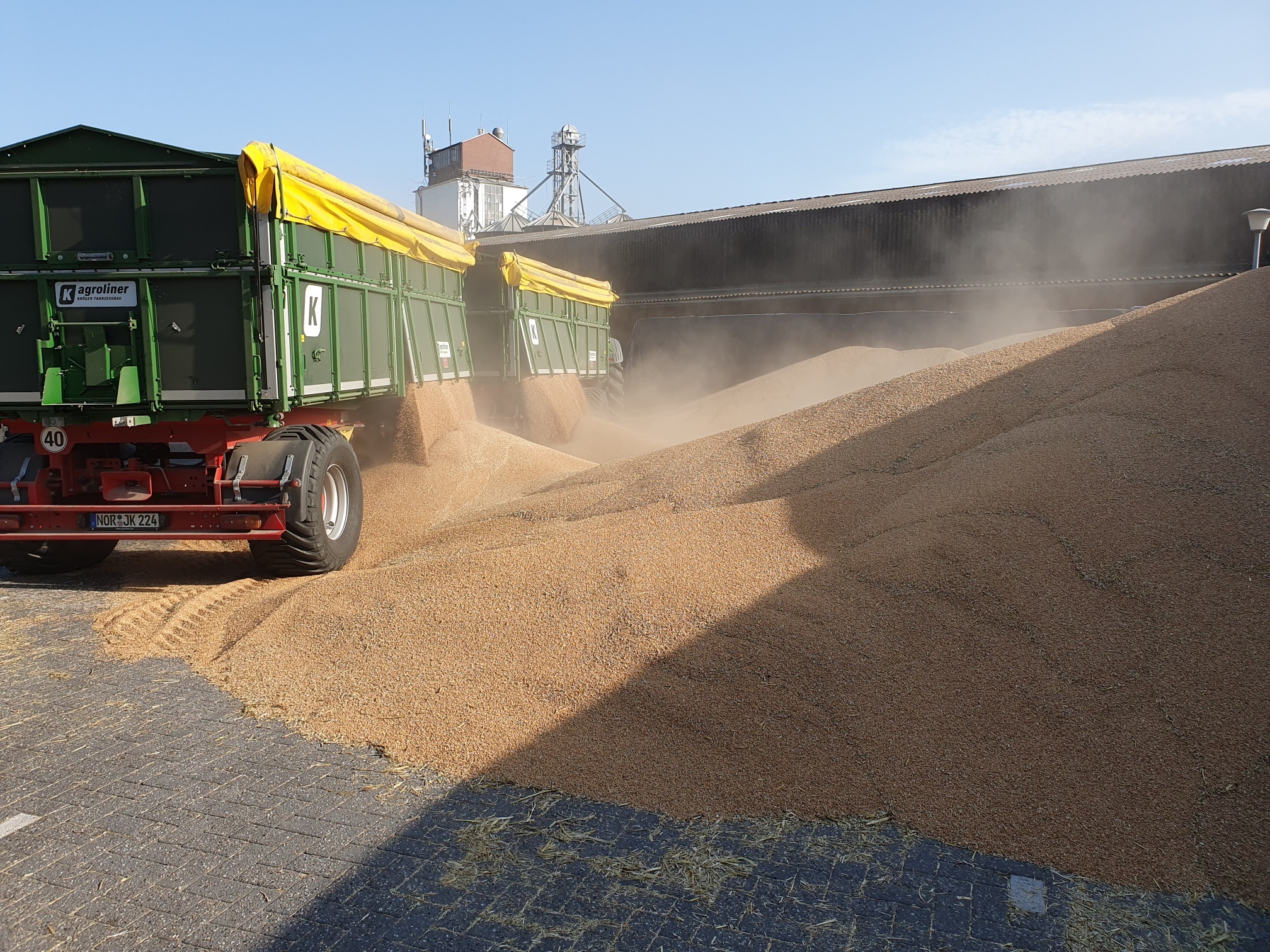 newsimages/151-Ernte 2025 Parkplatz Marienhafe.jpg